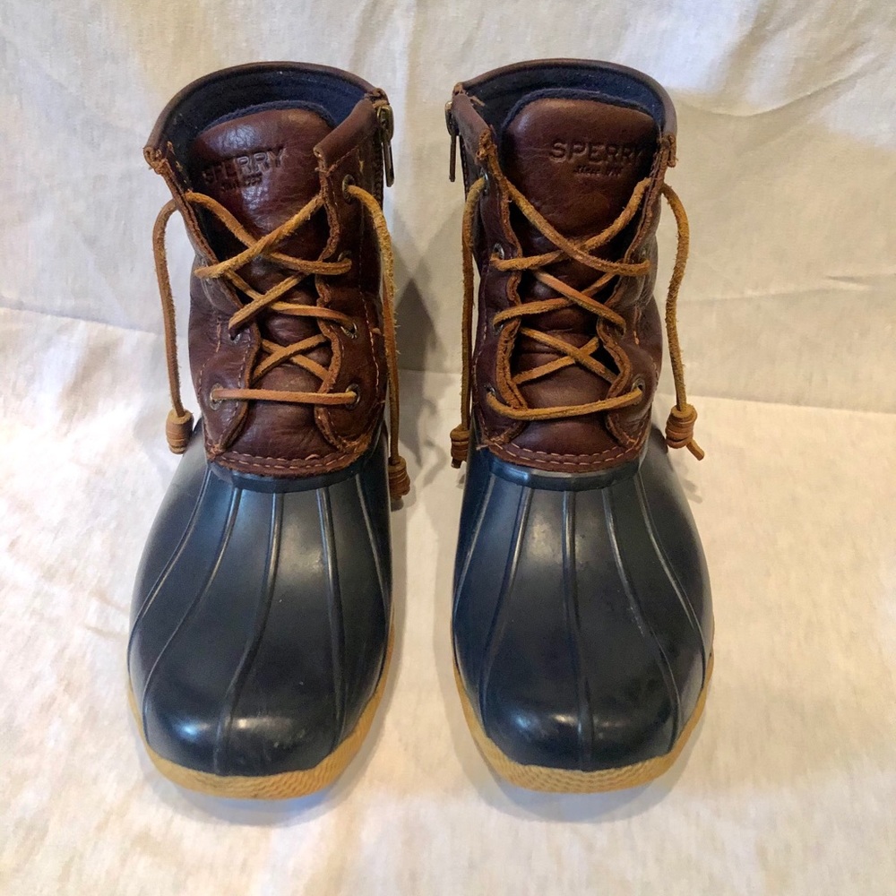 SPERRY Duck Boots. Size 7. Navy and tan
